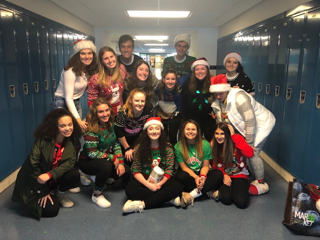 Spanish 5 and SAGES Students Spread Holiday Cheer